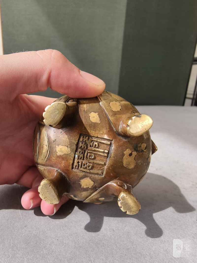 A small gold-splashed bronze censer in the shape of a Luduan - 图14